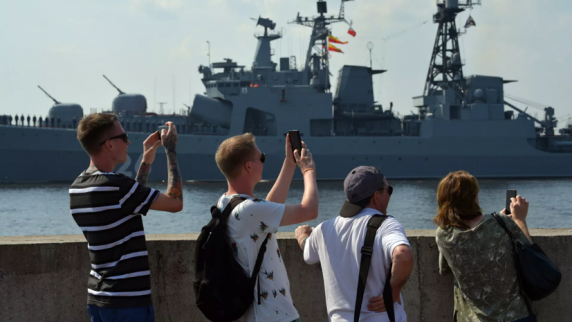Главный военно-морской <b>парад</b> завершился в Петербурге и Кронштадте
