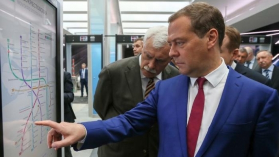 Дмитрий Медведев на станции метро "Новокрестовская" в Петербурге