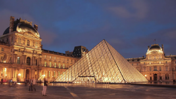 Парижский <b>музей</b> Лувр закрыт для посетителей по соображениям безопасности
