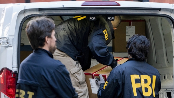 РИА Новости: сотрудники <b>ФБР</b> выносят коробки из дома родственников Дерипаски в Нью-Й...