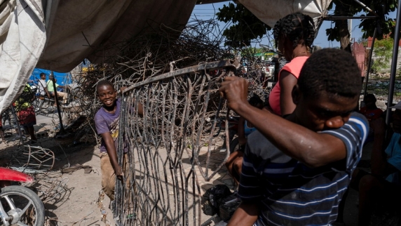 Число жертв землетрясения на <b>Гаити</b> возросло до 2 248