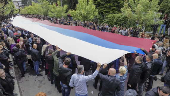 Тысячи сербов собрались на новые <b>протест</b>ы на севере Косова
