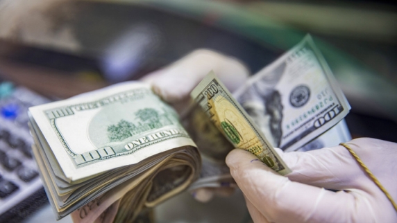 Курс доллара на Мосбирже опустился ниже 96 рублей