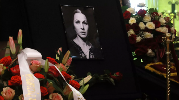 Актрису Русланову похоронили на Троекуровском кладбище