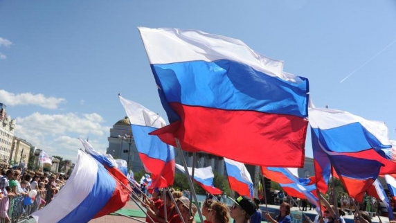 Число считающих себя патриотами россиян выросло до 92%, показал <b>опрос</b>