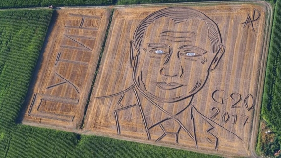 Итальянский фермер <b>трактор</b>ом "нарисовал" на поле портрет Путина