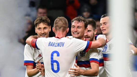 Сборная России обыгрывает <b>Камерун</b> после первого тайма товарищеского матча 