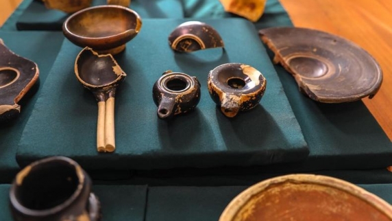 В музей Керчи поступило более 100 тысяч экспонатов, обнаруженных археологами при строитель...