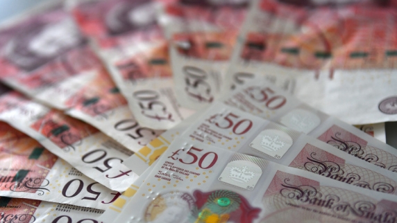 Мосбиржа приостановит торги британским фунтом на валютном рынке