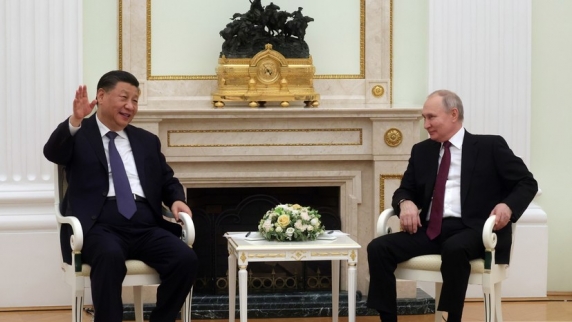 Песков: долгое неформальное общение Путина и <b>Си Цзиньпин</b>а говорит об их настрое