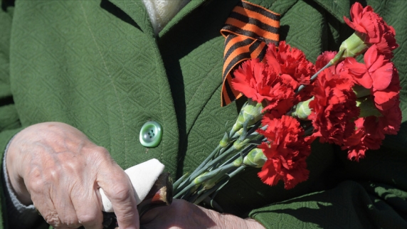 Власти Тюменской области поздравили ветерана Костюрина со 100-летием