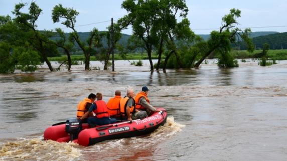 В Приморье в зоне паводка работают спасатели и военные, в зоне затопления — около 2,5 тыся...