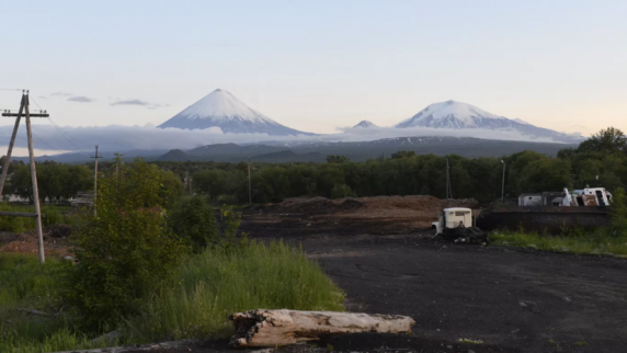 На Камчатке потоки грязи и камней с Ключевского вулкана повредили дорогу