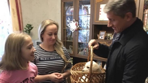 <b>Школьница</b> из Брянской области получила в подарок от Путина щенка лабрадора