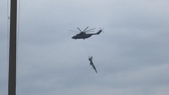 Уникальная операция в небе над Петербургом: вертолет Ми-26 перевез на внешней подвеске ист...