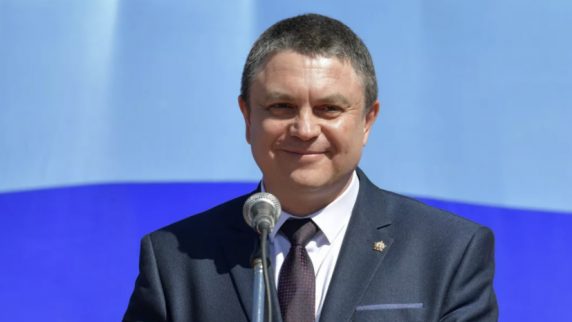 Пасечник подписал принятую парламентом новую Конституцию ЛНР