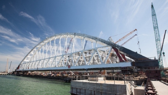 Арка Крымского моста доставлена к фарватерному участку