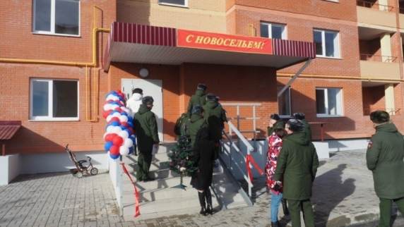 Настоящим новогодним подарком для военных из Новочеркасска стали ключи от служебных кварти...