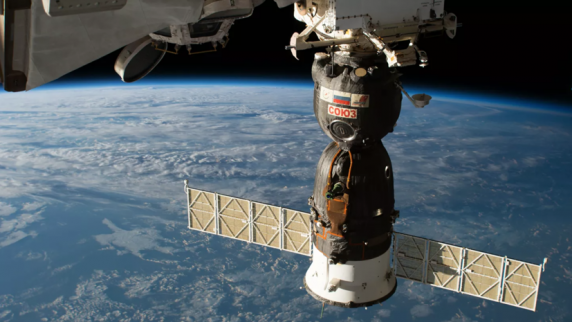Российские <b>космонавт</b>ы перейдут в корабль «Союз» из-за космического мусора около МКС