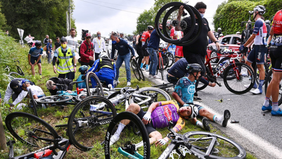 СМИ: Организаторы «Тур де Франс» отозвали судебный иск против женщины, ставшей причиной ав...