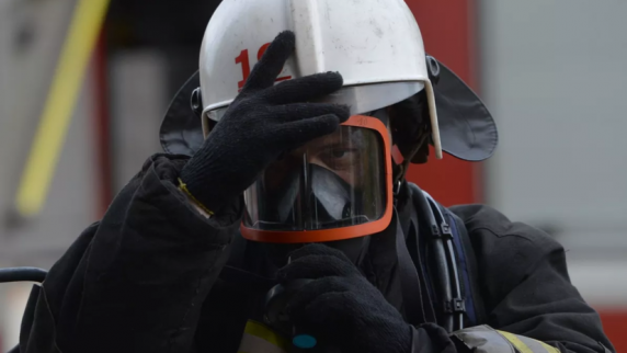Пожарные устраняют утечку топлива из бензовоза на трассе в Красноярском крае