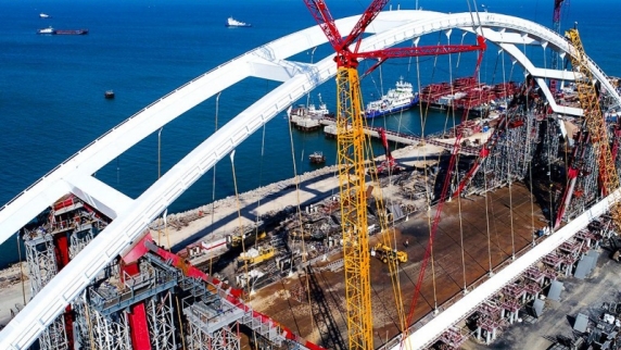Арку Крымского моста подготовили к установке на опоры