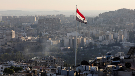 Двое сирийских военных получили ранения в результате удара по пригороду Дамаска