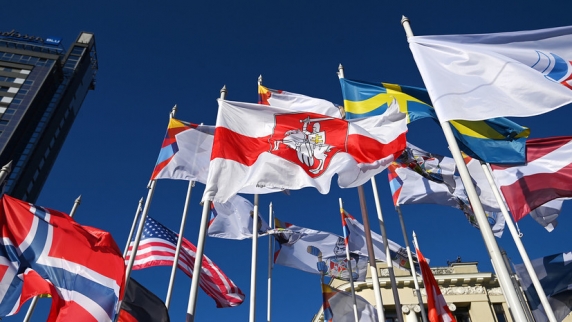 «Акт государственного вандализма»: на ЧМ-2021 в Латвии заменили флаг Белоруссии на оппозиц...
