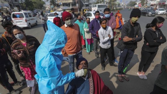 В Индии за сутки выявили более 317 тысяч случаев коронавируса