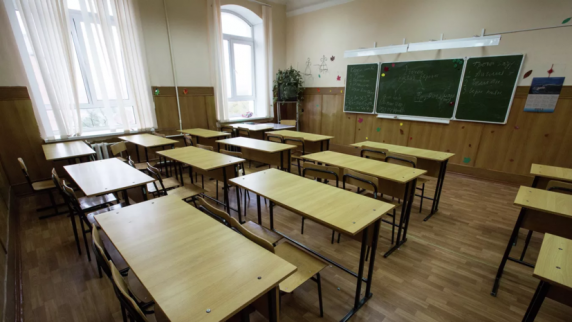 Подросток, которого учитель вытолкал из кабинета в Кемерове, рассказал о конфликте