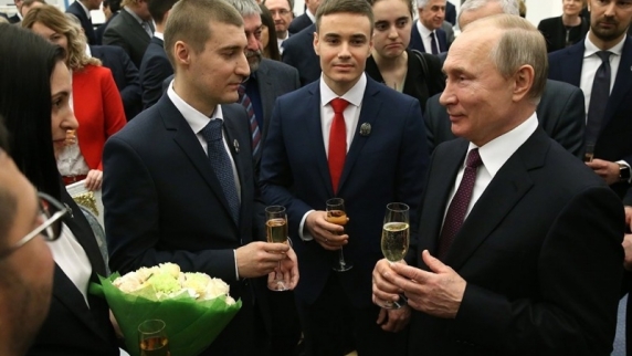 Путин вручил молодым ученым президентские премии