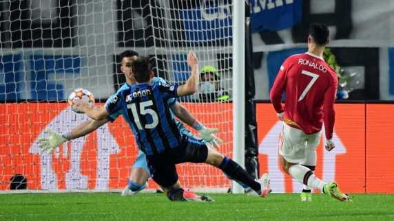 Дубль Роналду помог «Манчестер Юнайтед» сыграть вничью с «Аталантой» в матче ЛЧ