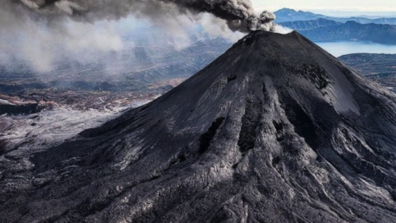 Карымский <b>вулкан</b> на Камчатке выбросил столб пепла на высоту более 5 км