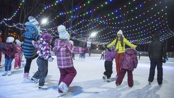В самых известных <b>парк</b>ах Москвы официально открывается сезон катания на коньках