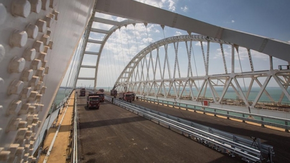 Последние приготовления к открытию автомобильного движения по Крымскому мосту идут в Керче...