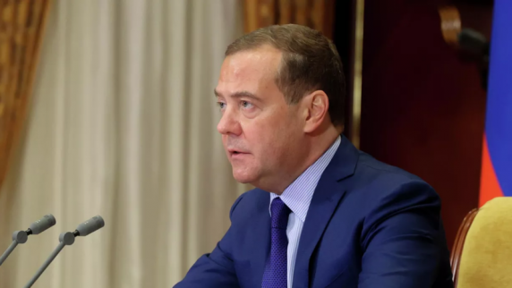 Медведев: Россия в одиночку сражается с <b>НАТО</b> и Западом