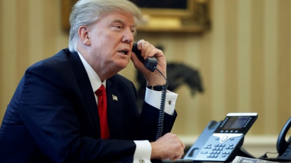 Трамп запланировал <b>телефонный разговор</b> с Путиным на вторник