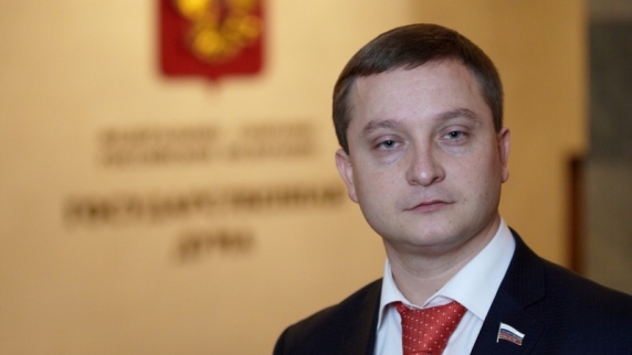 <b>Роман Худяков</b> снялся с выборов в пользу Путина на заседании ЦИК