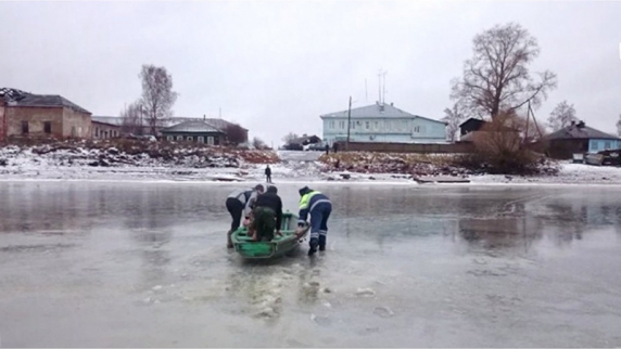 В Вологодской области полицейские спасли провалившегося под лед ребенка