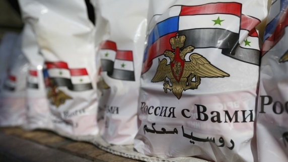 Российские военные привезли <b>подарки</b> и школьные принадлежности детям сирийского Хомс...