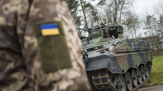 Экс-канцлер ФРГ: Берлин и Париж поставляют Киеву оружие «на радость оборонке»