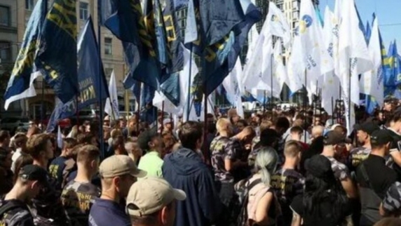 Петр Порошенко устроил в Киеве митинг против отмены <b>закон</b>а «Об очищении власти»