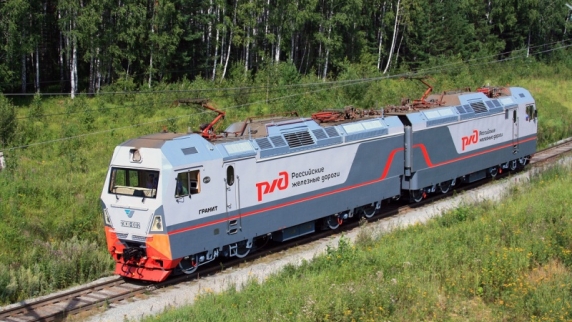Электровоз «Гранит» провел <b>поезд</b> с весом в 12 тысяч тонн