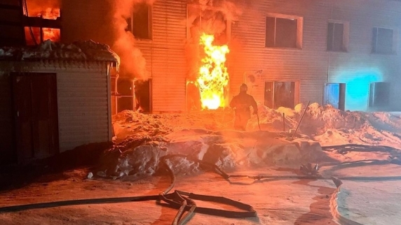 Спасатели на протяжении шести часов тушат пожар в гостинице в Хабаровском крае