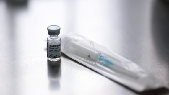 Гинцбург назвал глупым подходом попытки некоторых граждан «переждать» вакцинацию
