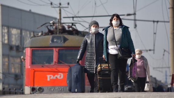 Роспотребнадзор: ношение масок в поездах и на вокзалах по-прежнему обязательно
