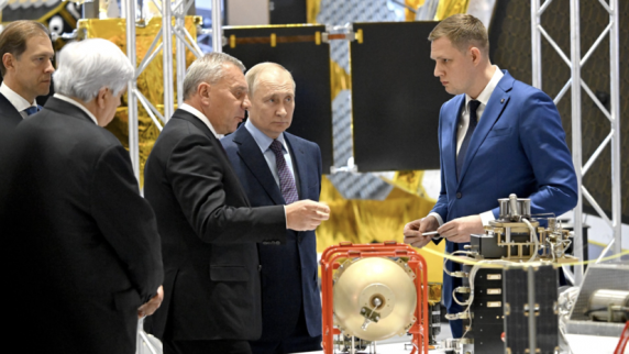 Путин: власти займутся повышением зарплат специалистов в космической отрасли