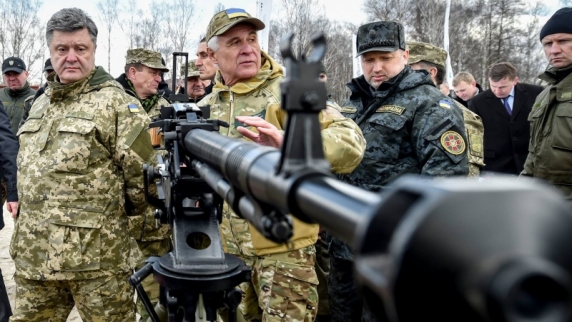 Порошенко заявил об угрозе "полномасштабной войны" с Россией
