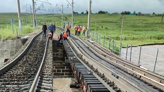 Грузовые поезда в тестовом режиме пересекли восстановленный мост в Забайкалье