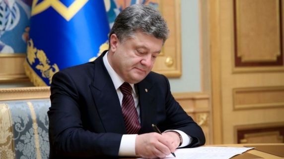<b>Петр Порошенко</b> подписал закон, запрещающий представителям России быть наблюдателями...
